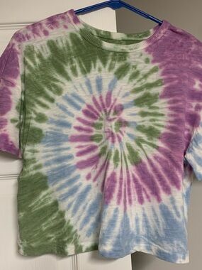 SO Tie-Dye Spiral Tee in Green, Purple, Blue, White.